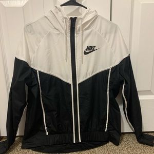 Medium NIKE black and white windbreaker